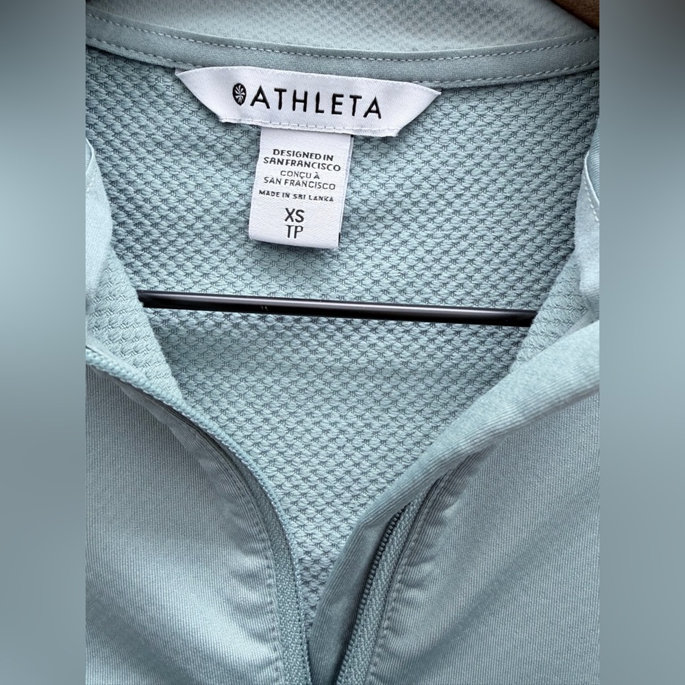 Athleta Top Womens XS Blue Whistler Half Zip Flip Cuffs Thumbholes Back Pocket - Picture 3 of 6